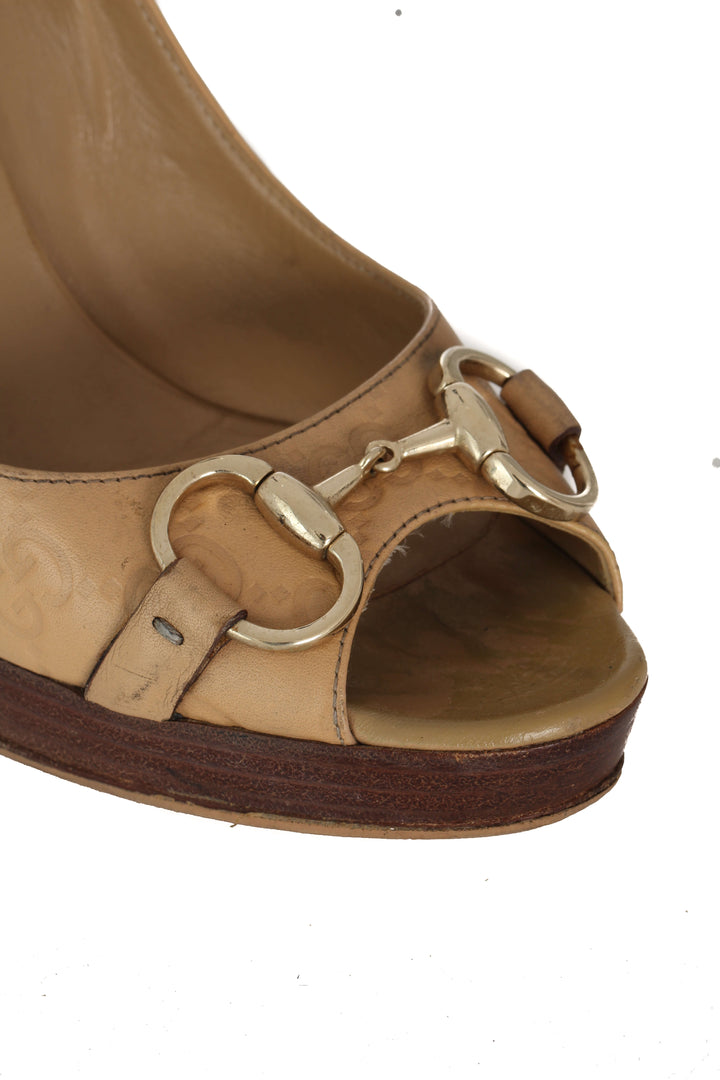 Pumps Gucci nude talla 7.5 USA, detalle de estampado GG preloved | ClosetRehab