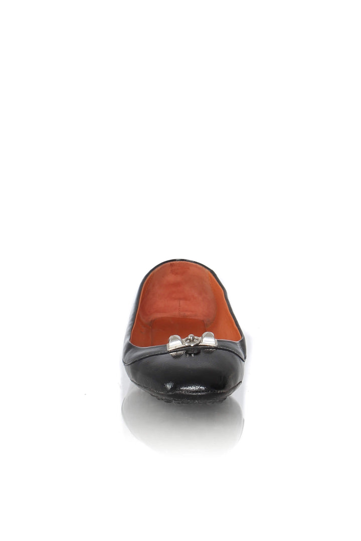 Mocasines Hermès de charol negro con herraje plateado, vista frontal