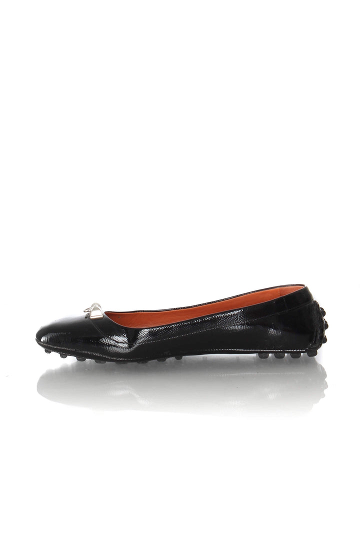 Mocasines Hermès de charol negro con herraje plateado, vista lateral interior