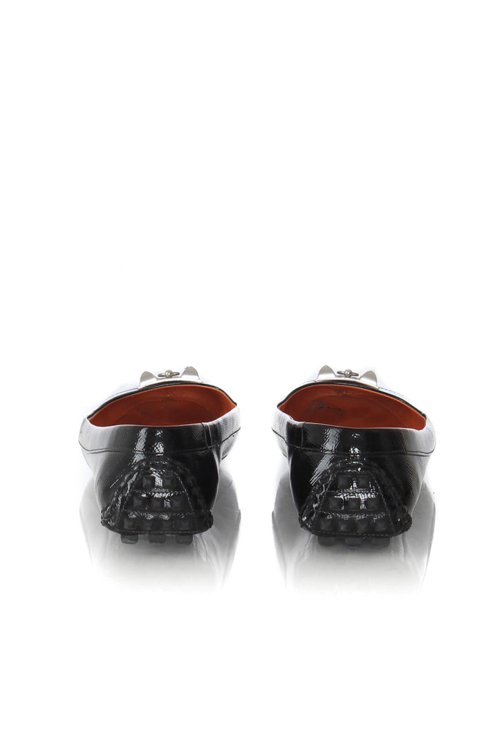 Mocasines Hermès de charol negro con herraje plateado, vista posterior del par