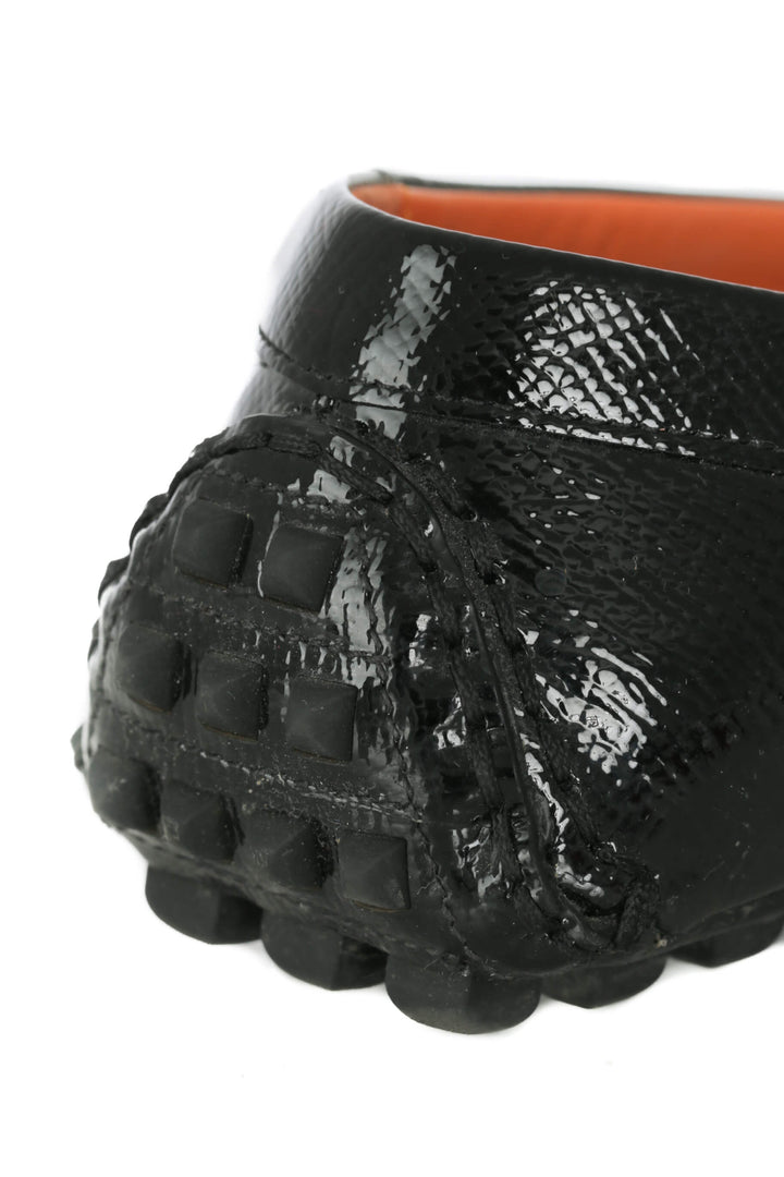Mocasines Hermès de charol negro con herraje plateado, detalle del talón y suela