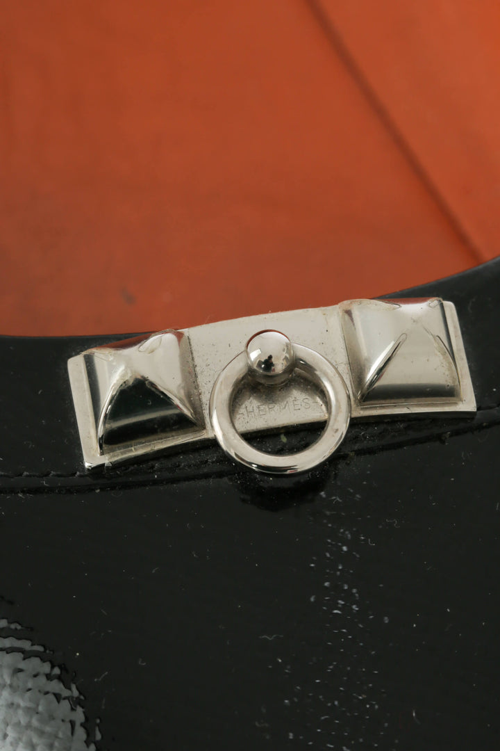Mocasines Hermès de charol negro con herraje plateado, detalle del herraje de pirámides y anillo