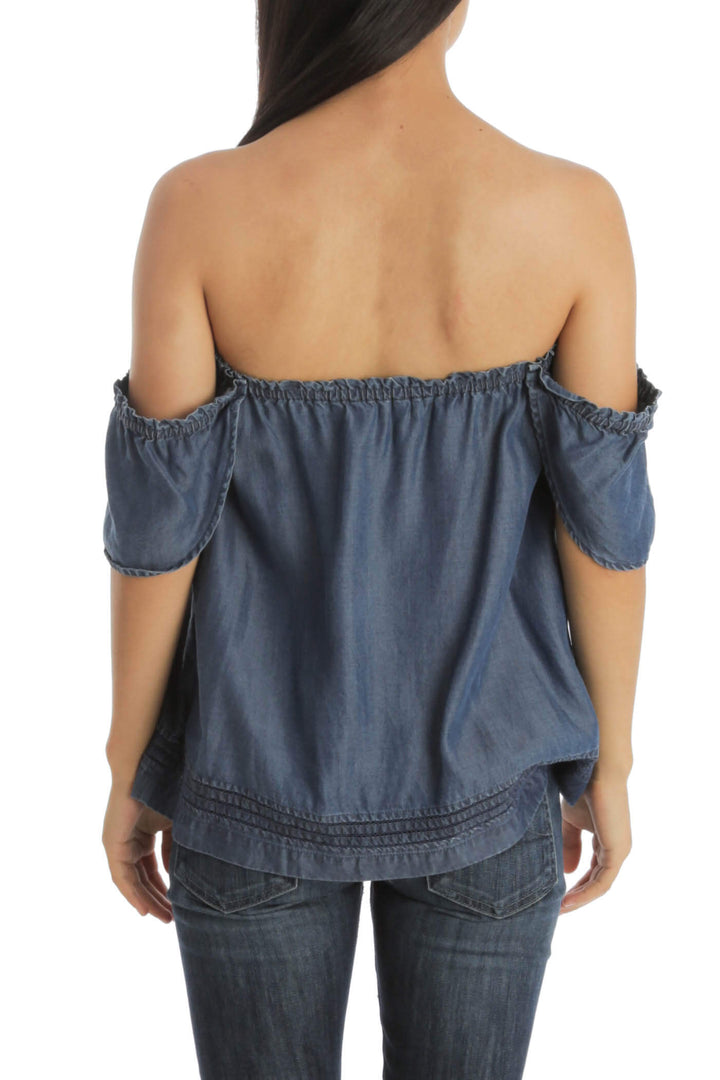 Blusa Paige azul chambray con hombros descubiertos, vista posterior