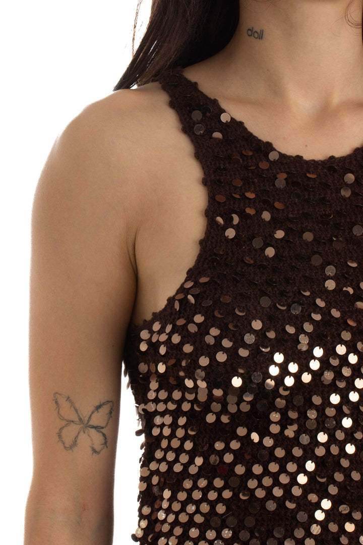 Blusa Vivienne Tam sin mangas con lentejuelas café, detalle del escote