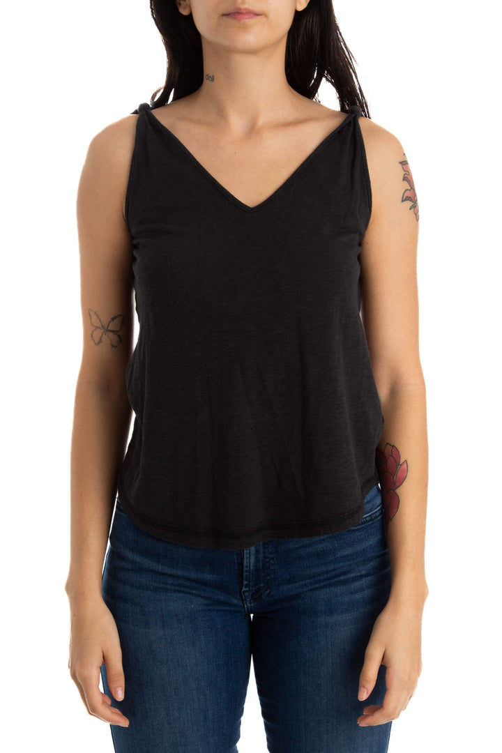 Blusa Paige negra sin mangas con escote V, vista frontal