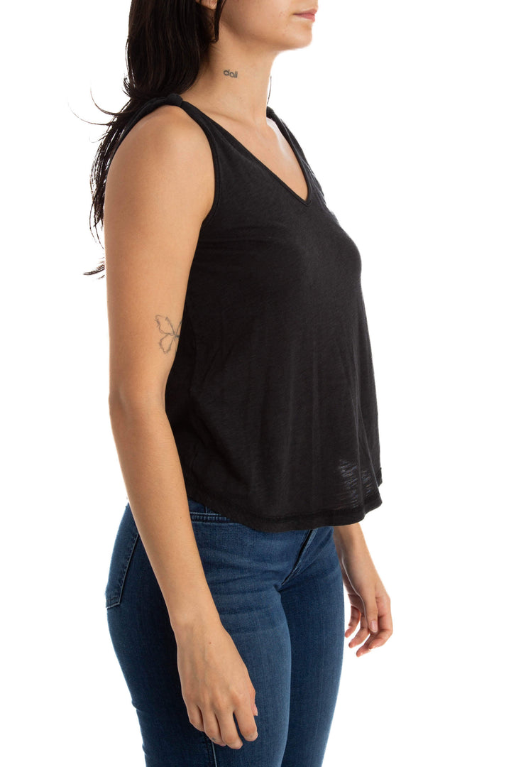 Blusa Paige negra sin mangas con escote V, vista lateral