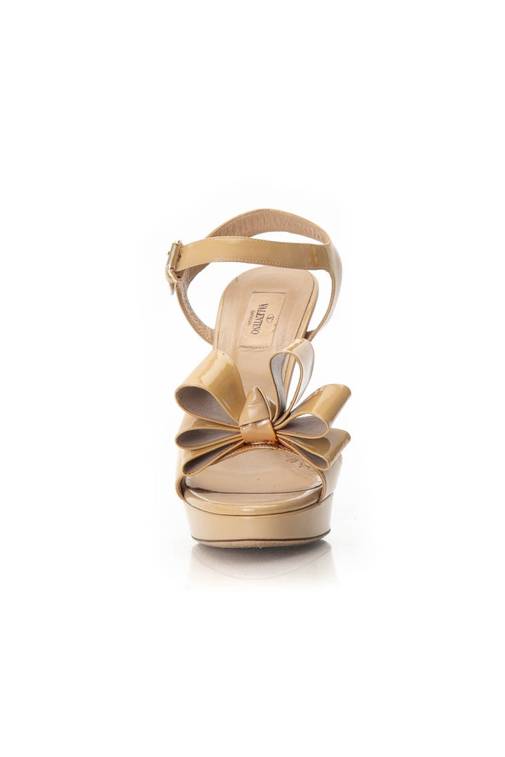 Zapato Valentino Garavani beige, vista lateral – ClosetRehab