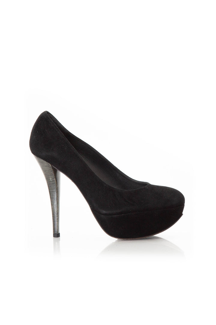 Zapato Stuart Weitzman negro, vista frontal – ClosetRehab