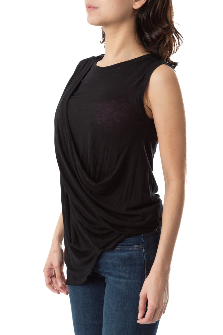 Blusa BCBGMAXAZRIA negra ligera sin mangas drapeada, vista lateral