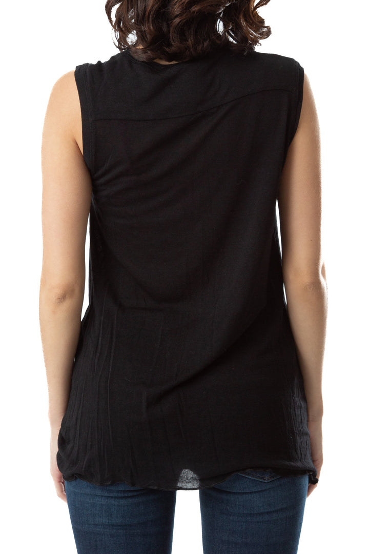 Blusa BCBGMAXAZRIA negra ligera sin mangas drapeada, vista posterior