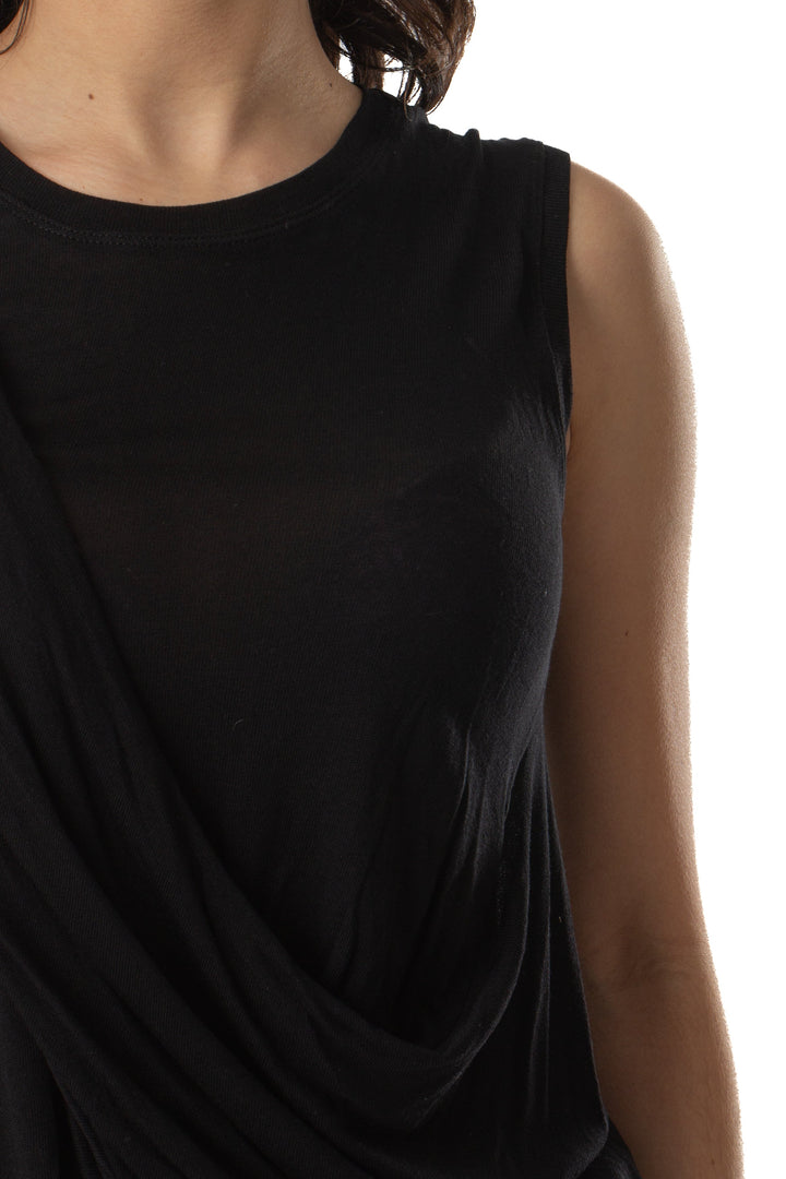 Blusa BCBGMAXAZRIA negra ligera sin mangas drapeada, detalle del escote