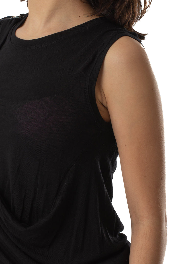 Blusa BCBGMAXAZRIA negra ligera sin mangas drapeada, detalle lateral