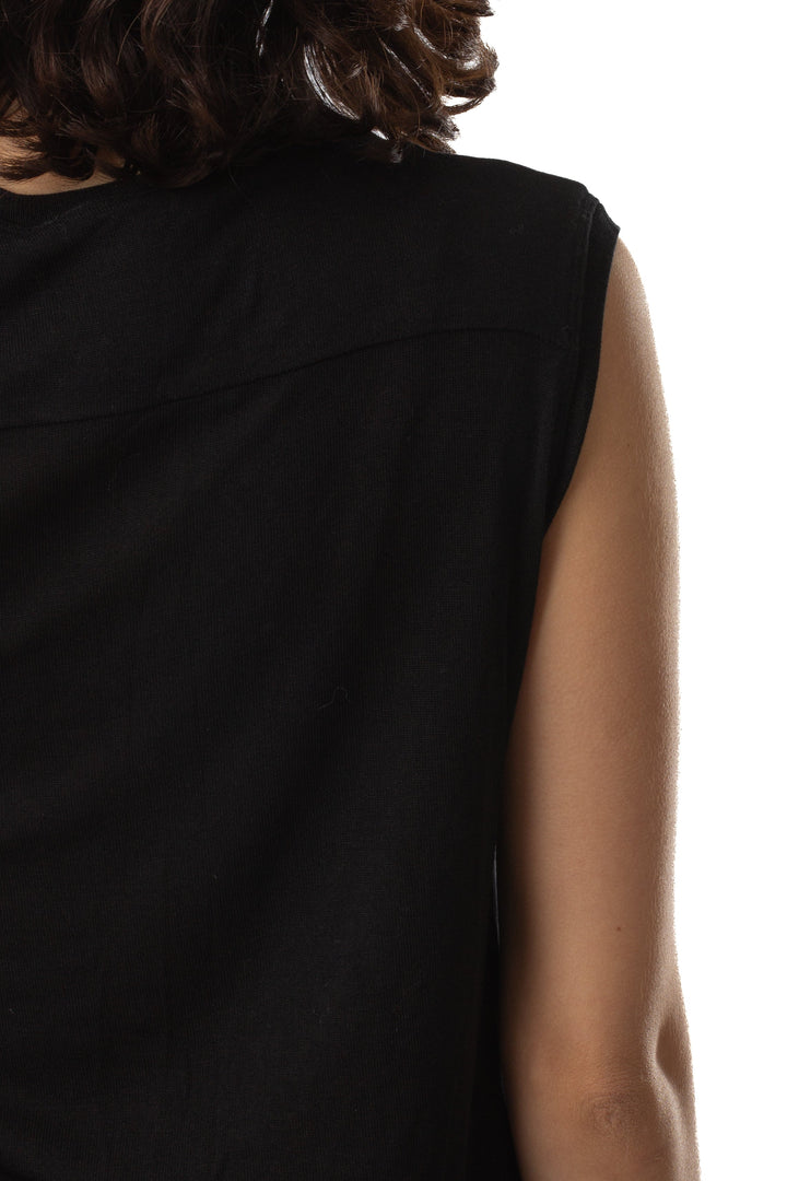 Blusa BCBGMAXAZRIA negra ligera sin mangas drapeada, detalle de la espalda