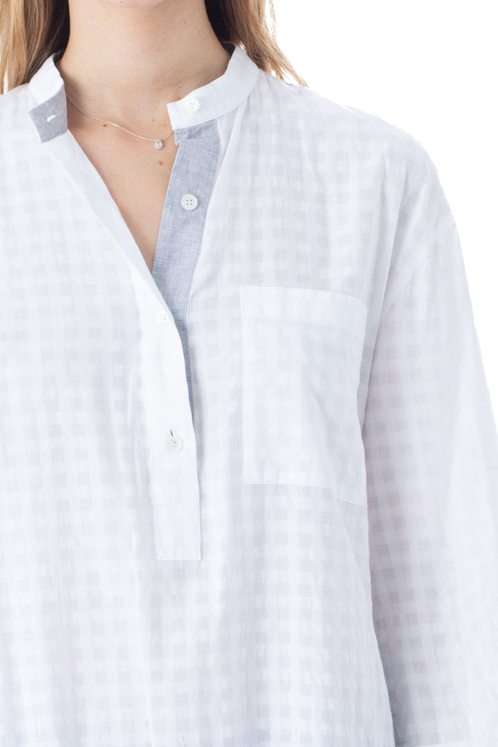 Camisa Lafayette 148 New York blanca a cuadros tenues, detalle del escote