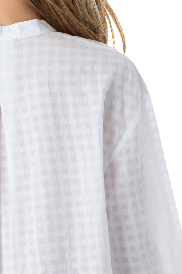 Camisa Lafayette 148 New York blanca a cuadros tenues, detalle de la espalda