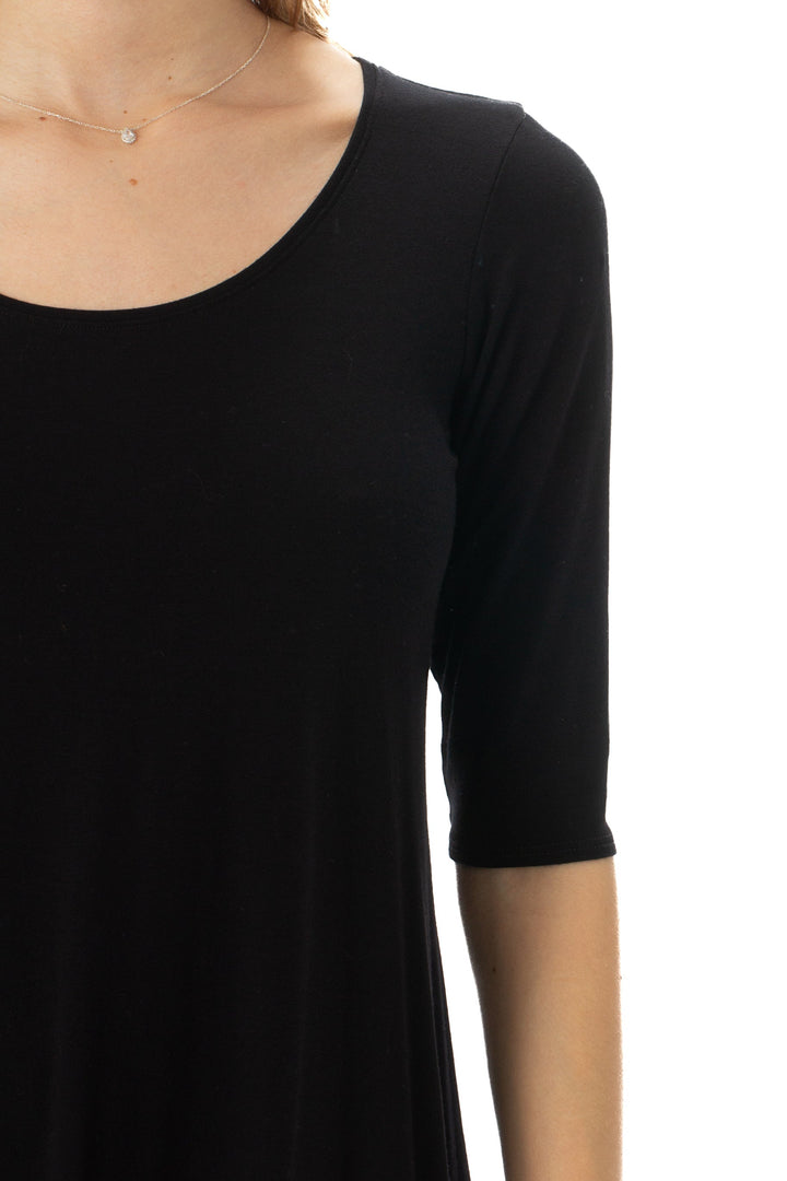Vestido Eileen Fisher negro holgado de manga 3/4, detalle del escote