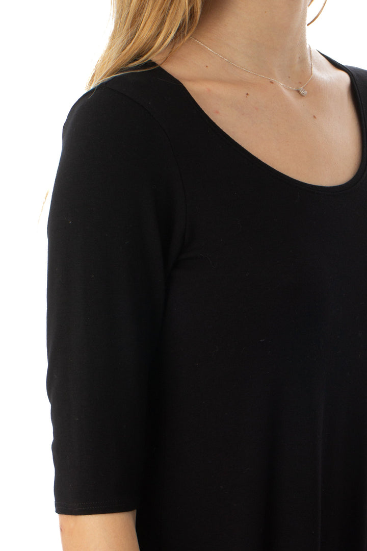 Vestido Eileen Fisher negro holgado de manga 3/4, detalle lateral