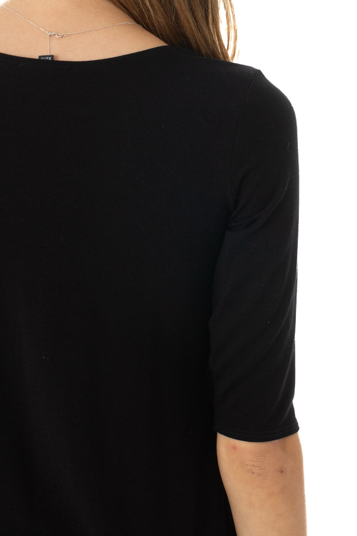Vestido Eileen Fisher negro holgado de manga 3/4, detalle de la espalda
