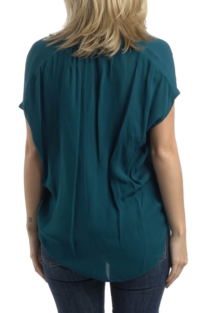 Blusa Vince de seda verde petróleo con escote en V, vista posterior