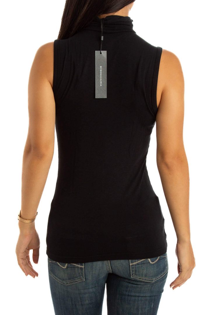 Blusa BCBGMAXAZRIA negra sin mangas de cuello alto, detalle del frente