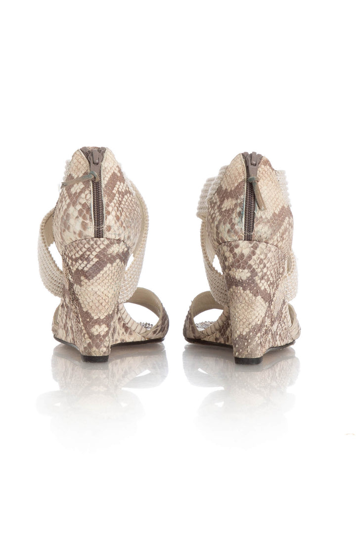Zapato Stuart Weitzman café, detalle – ClosetRehab