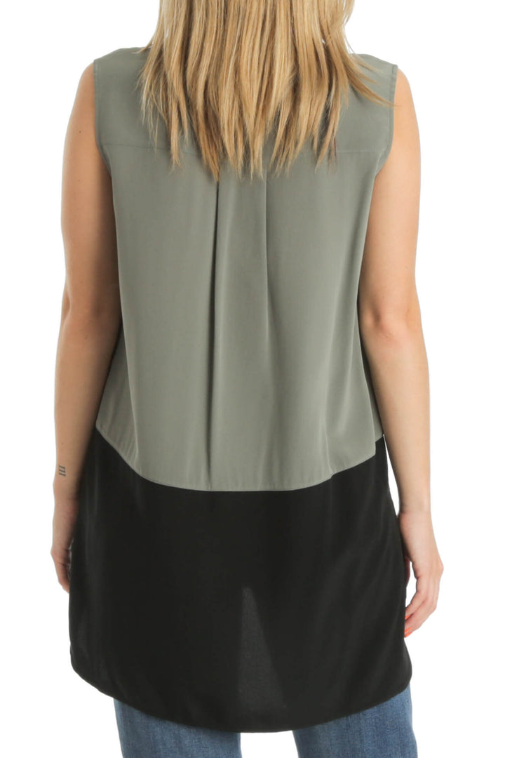 Blusa Vince de seda sin mangas verde olivo con parte inferior negra, vista posterior