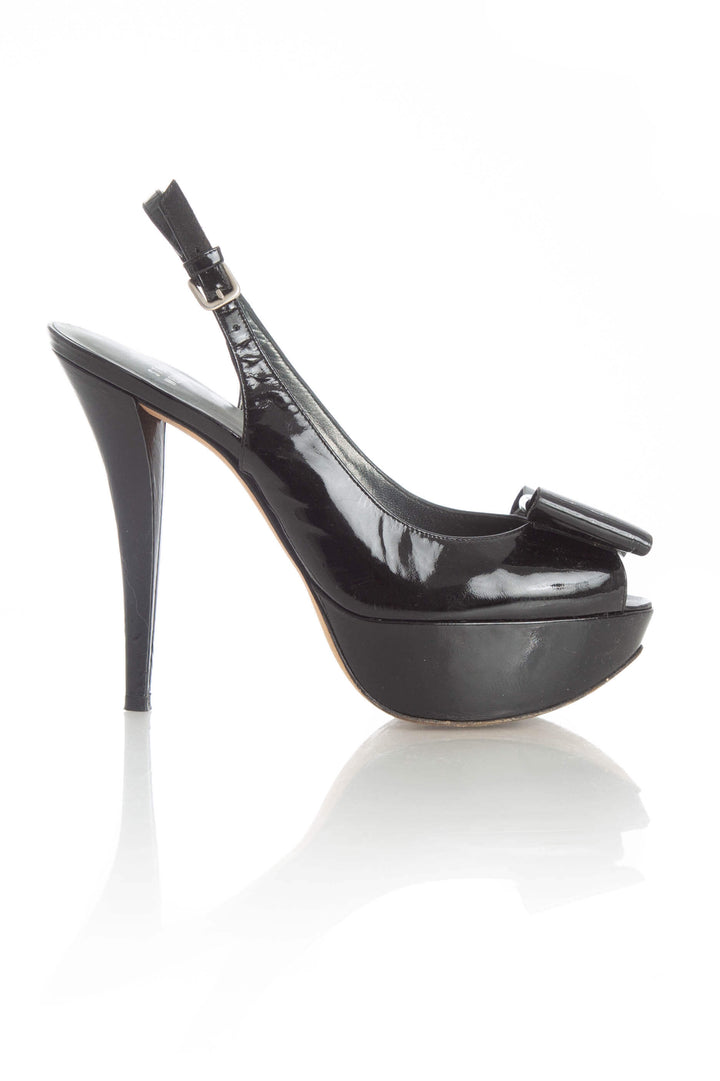 Zapato Stuart Weitzman negro, vista frontal – ClosetRehab