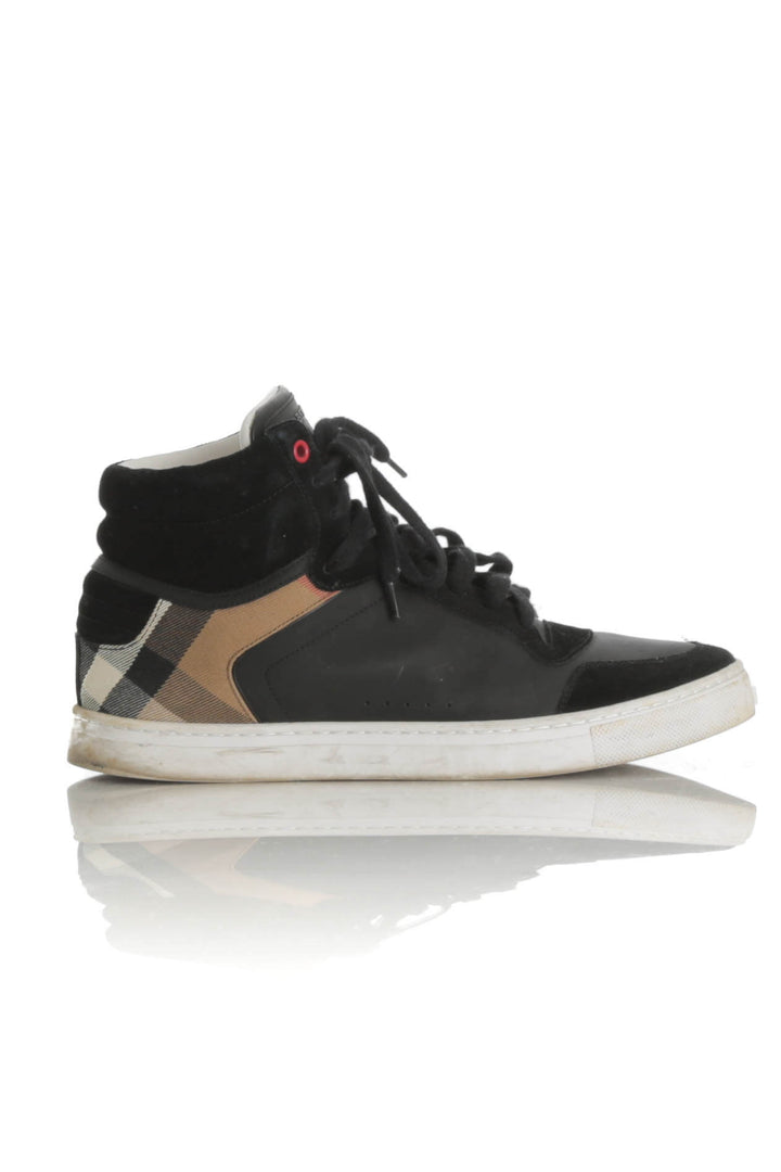 Zapato Burberry estampado y negro, vista frontal – ClosetRehab
