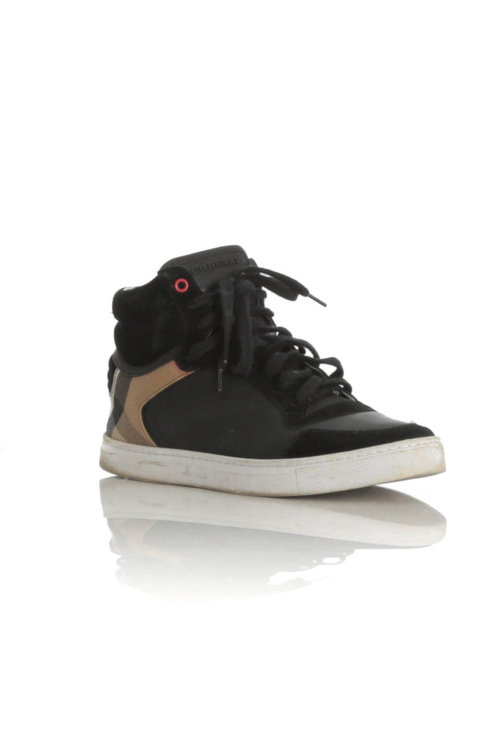 Zapato Burberry estampado y negro, vista posterior – ClosetRehab
