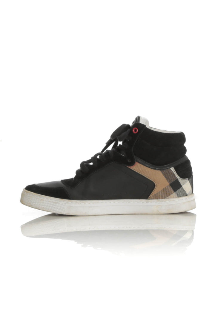 Zapato Burberry estampado y negro, vista lateral – ClosetRehab