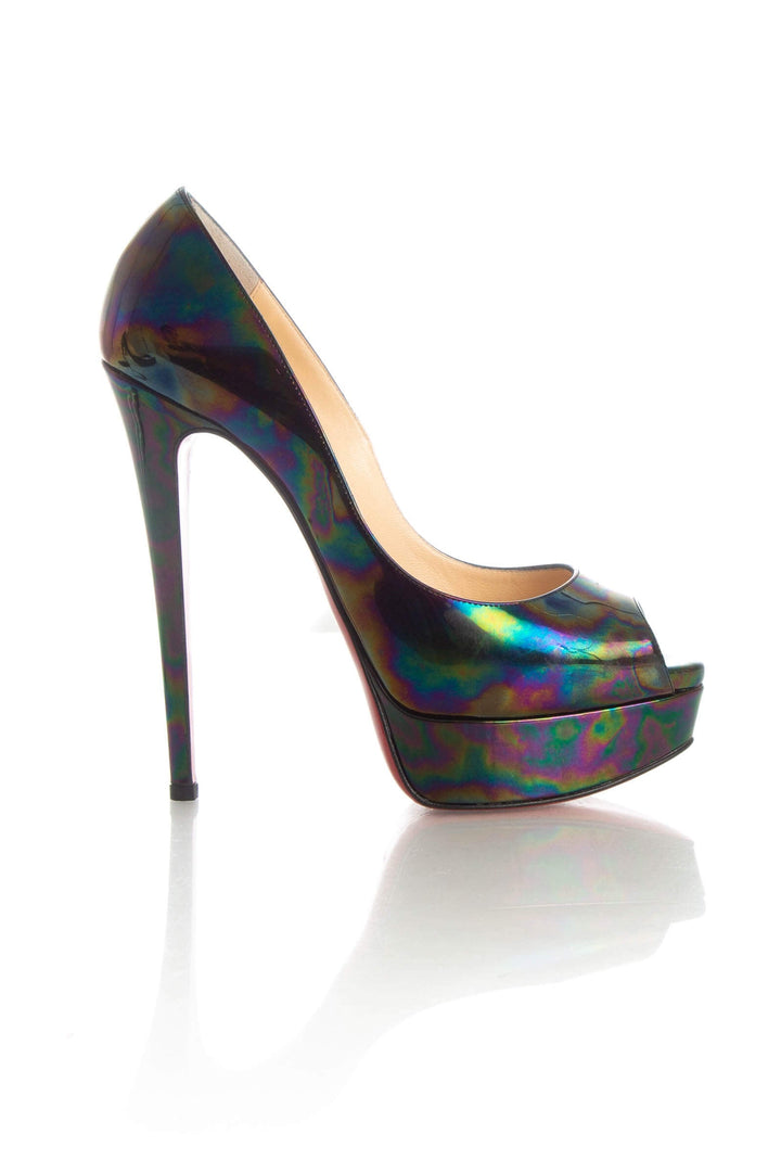 Pumps Christian Louboutin negro iridiscente talla 7 USA de charol, con signos de uso, vista frontal | ClosetRehab
