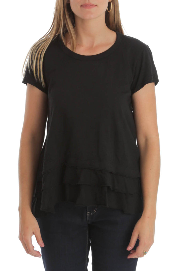 Blusa Wilt negra de manga corta con olán en la bastilla, vista frontal