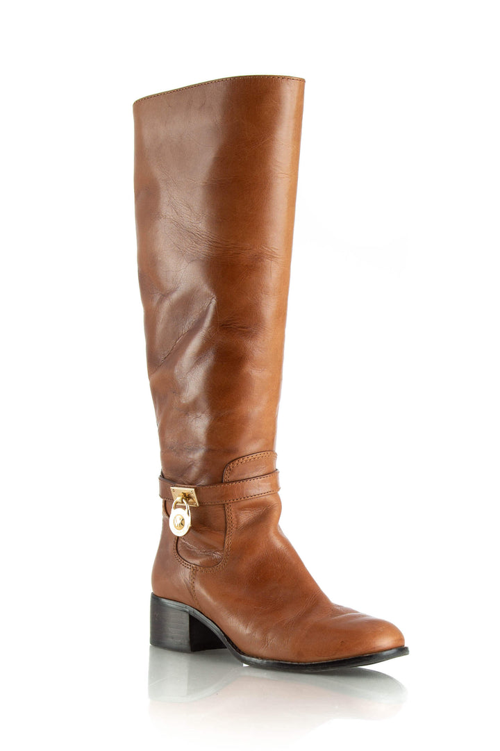 Zapato Michael Kors café, vista posterior – ClosetRehab