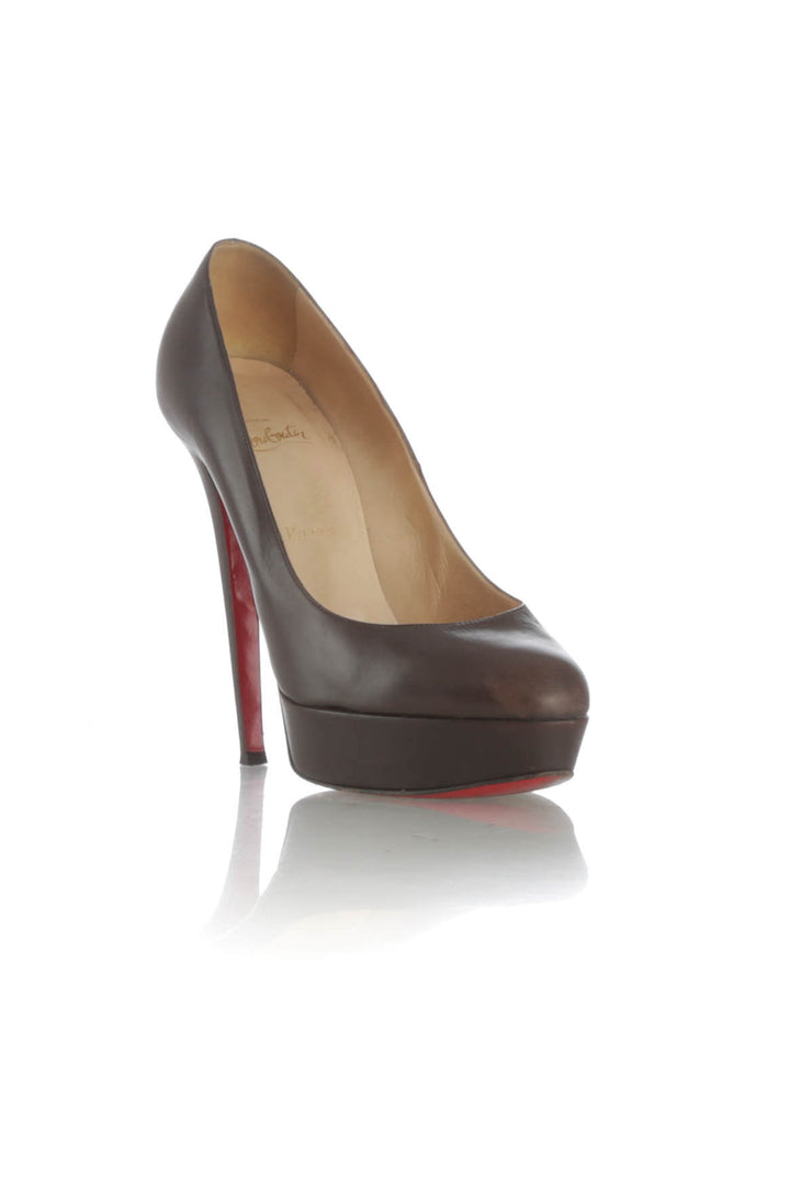 Zapato Christian Louboutin café, vista posterior – ClosetRehab