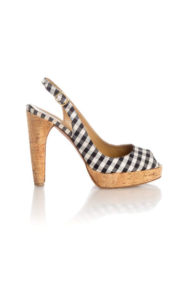 Zapato Stuart Weitzman blanco y negro, vista frontal – ClosetRehab