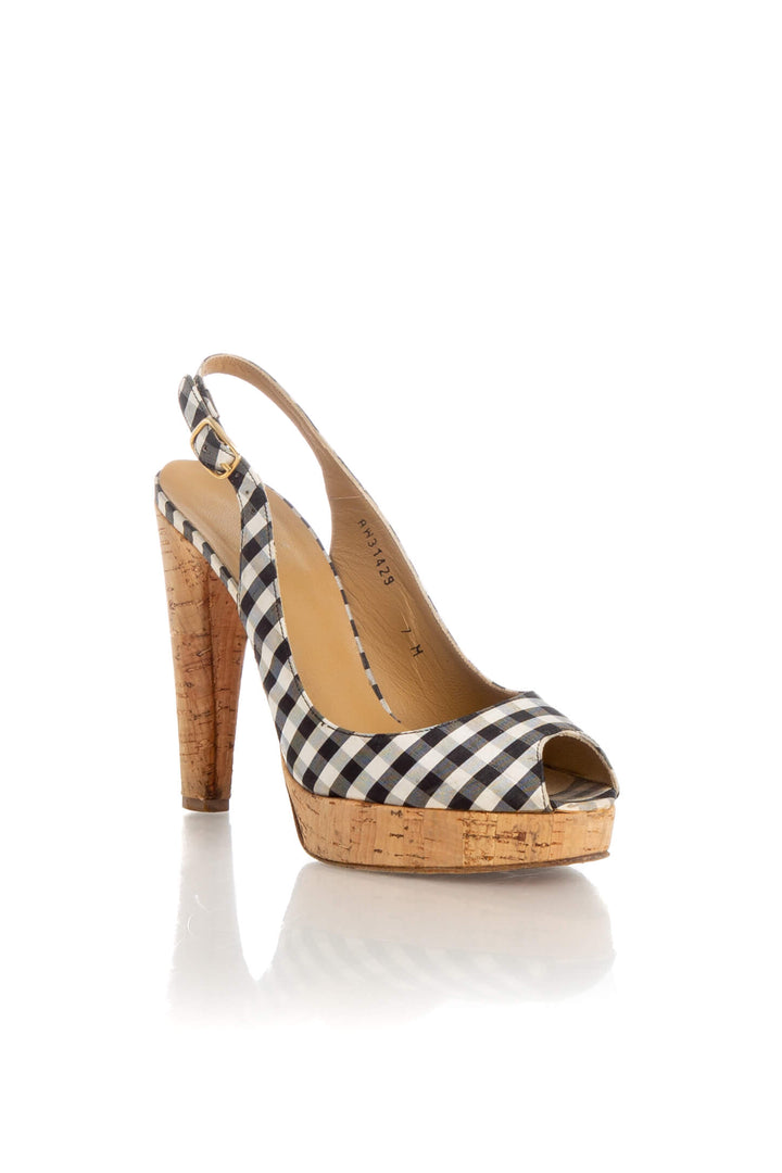 Zapato Stuart Weitzman blanco y negro, vista posterior – ClosetRehab