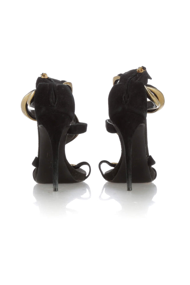 Sandalias Giuseppe Zanotti negro, detalle de ornamento dorado | ClosetRehab