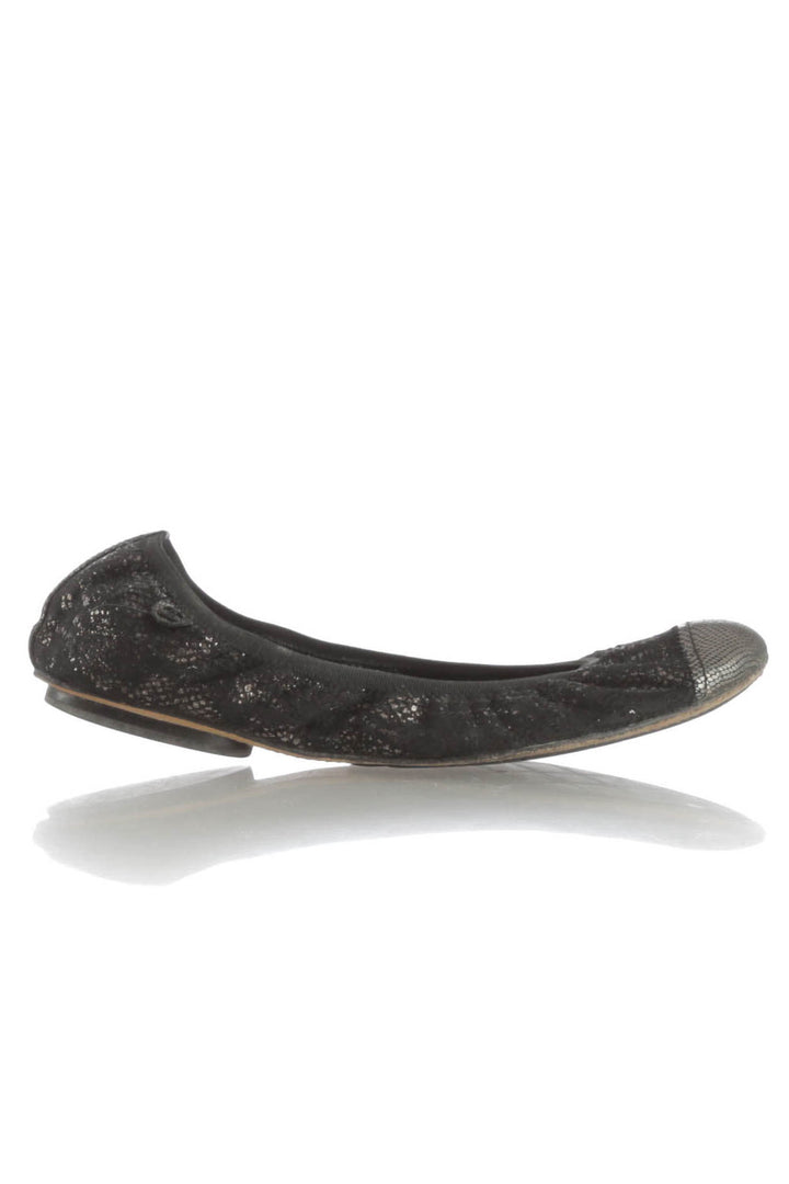 Zapato Chanel negro, vista frontal – ClosetRehab