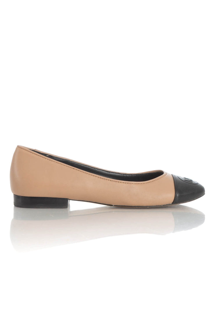 Zapato Michael Kors beige, vista frontal – ClosetRehab