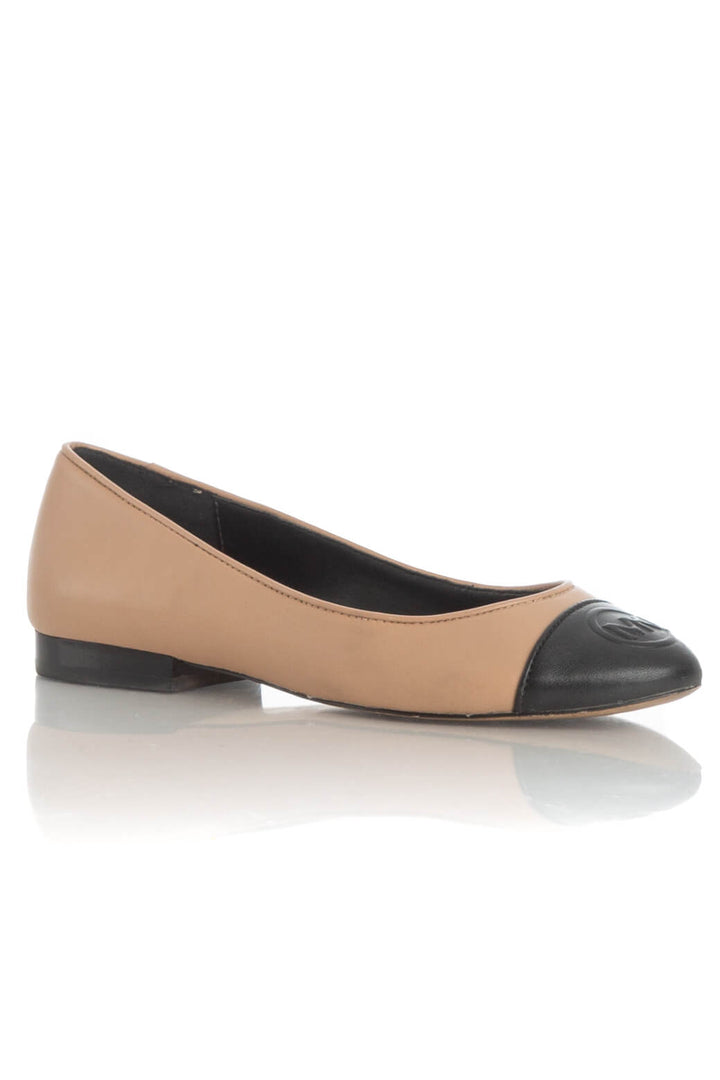 Zapato Michael Kors beige, vista posterior – ClosetRehab