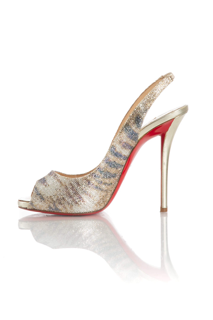 Zapato Christian Louboutin dorado, vista lateral – ClosetRehab