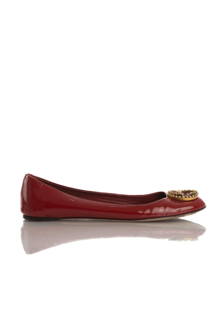 Ballerinas Gucci de charol rojo con emblema GG dorado, vista lateral