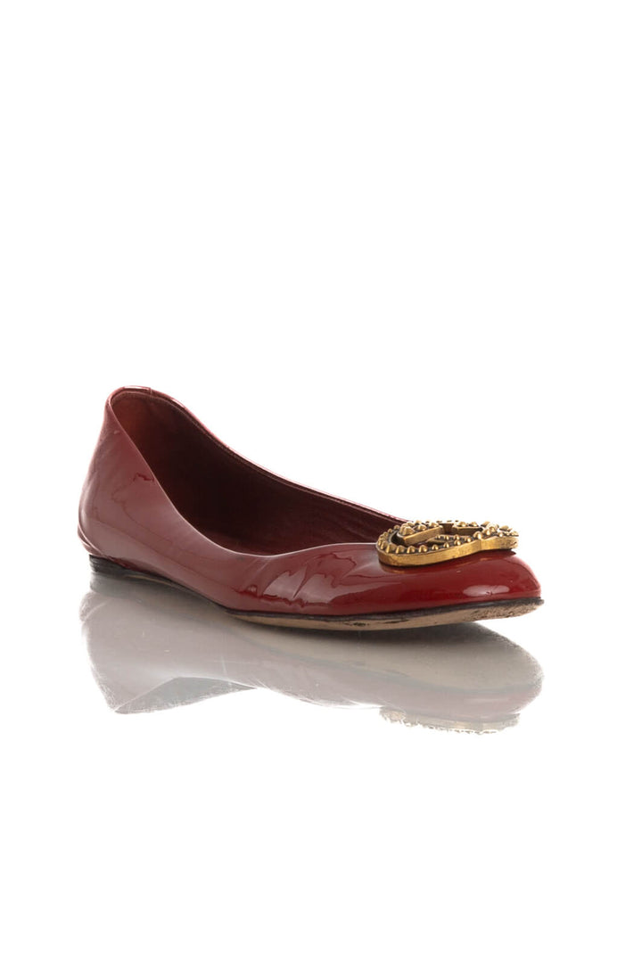 Ballerinas Gucci de charol rojo con emblema GG dorado, vista tres cuartos