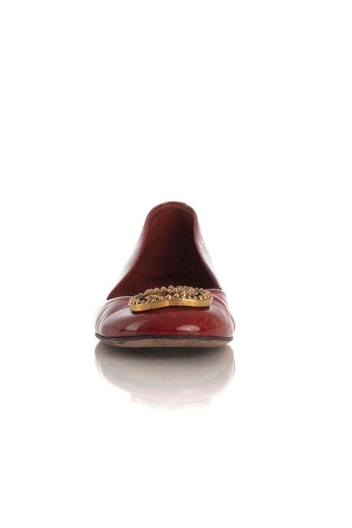 Ballerinas Gucci de charol rojo con emblema GG dorado, vista frontal