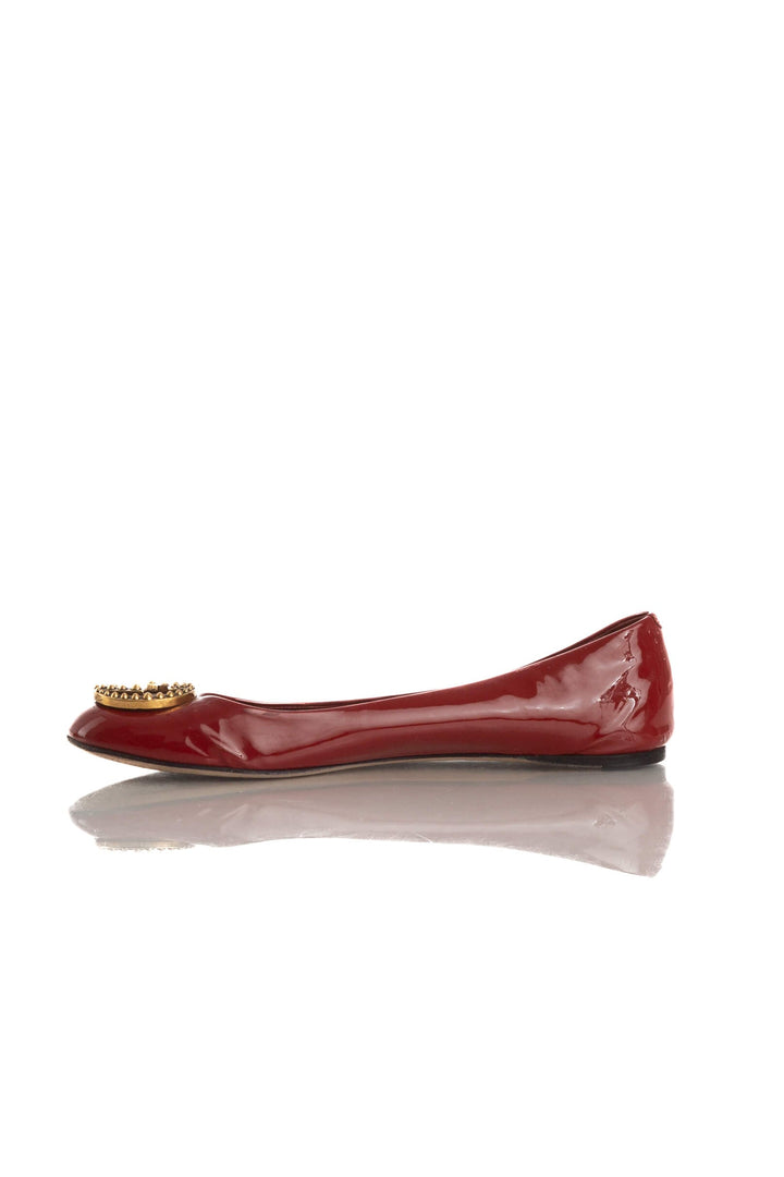 Ballerinas Gucci de charol rojo con emblema GG dorado, vista lateral interior