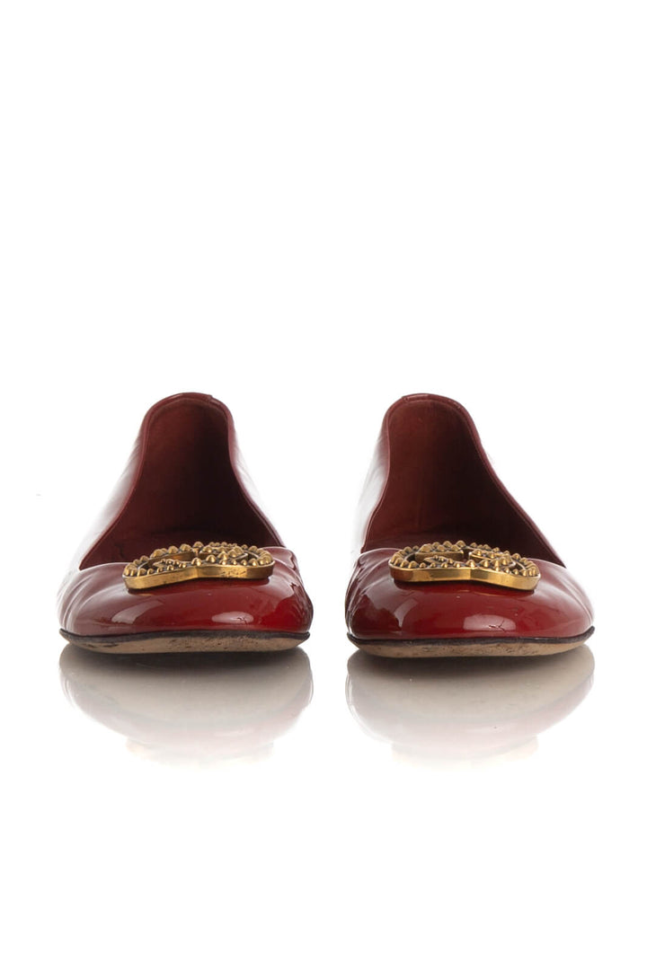 Ballerinas Gucci de charol rojo con emblema GG dorado, vista frontal del par