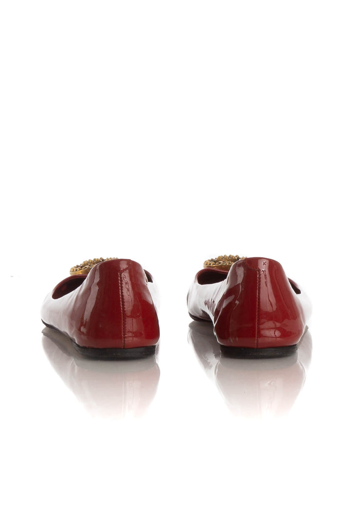 Ballerinas Gucci de charol rojo con emblema GG dorado, vista posterior del par