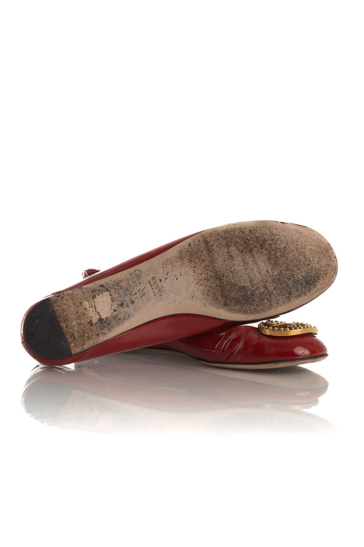 Ballerinas Gucci de charol rojo con emblema GG dorado, detalle de la suela