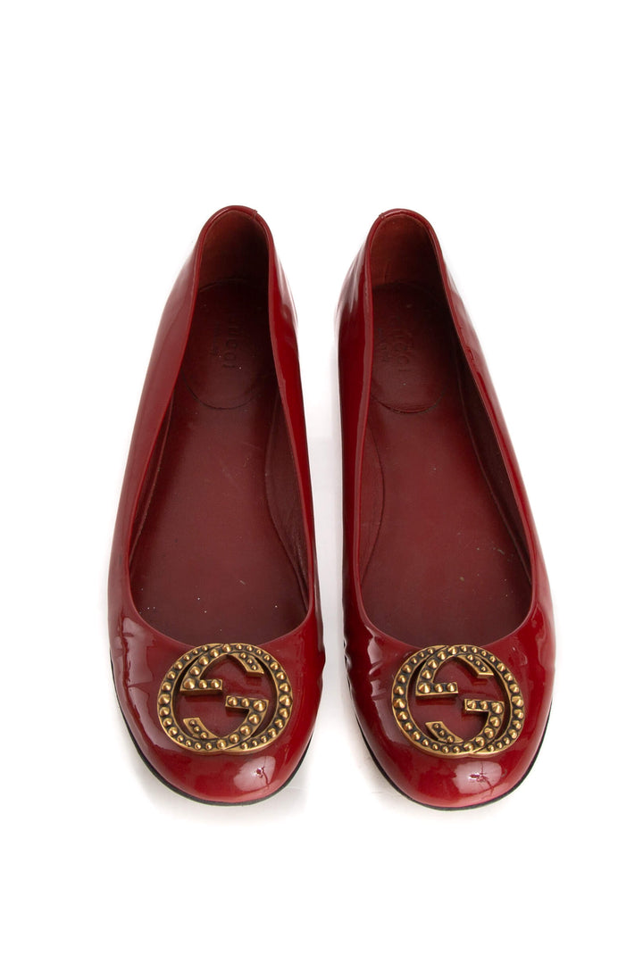 Ballerinas Gucci de charol rojo con emblema GG dorado, vista superior del par