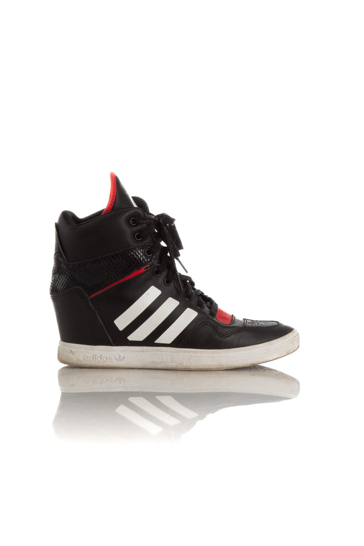 Zapato Adidas negro, vista frontal – ClosetRehab